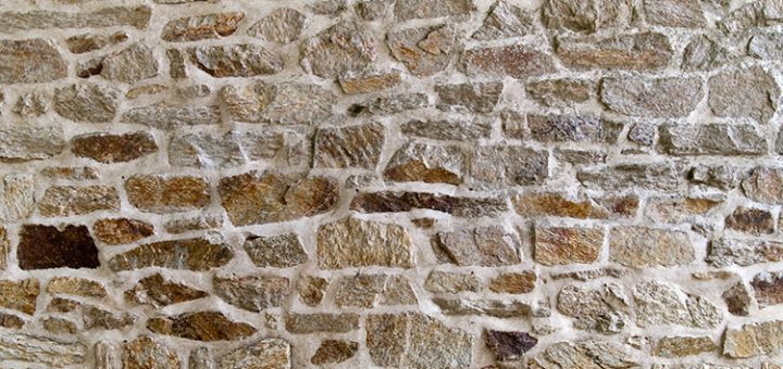 Conseils pour habiller un mur extérieur en pierre à coller ?